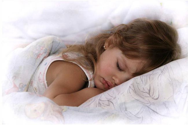 Ako naučiť dieťa spať v postieľke?