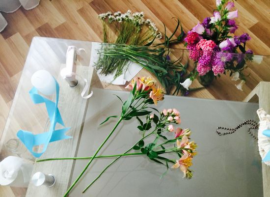 Kombinácia alstroemeria a malá ruža pre kyticu