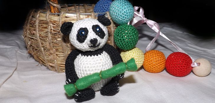 Pletená panda hračka s vlastnými rukami
