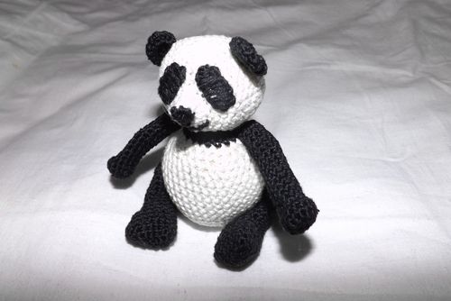 Pletená panda hračka s vlastnými rukami