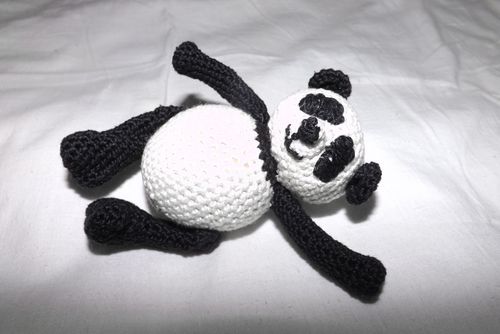 Pletená panda hračka s vlastnými rukami