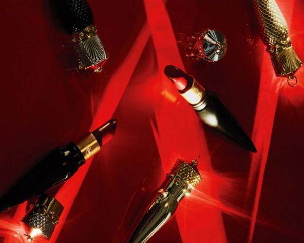 Filozofia pokušenia: zbierka doplnkov rúžu Christian Louboutin