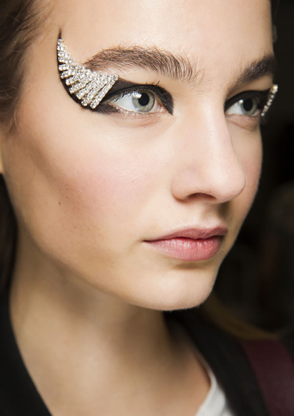 Mascara a kolekcia produktov pre dokonalý make-up. Trendy make-upu Fall-Winter 2016