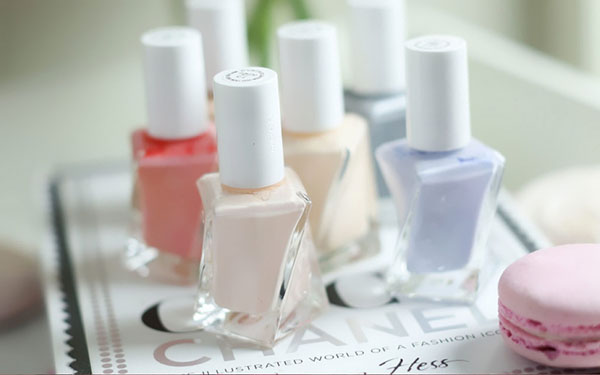 Pastel manikúra: kolekcia lakov Essie Gel Couture Balet Akty 2017