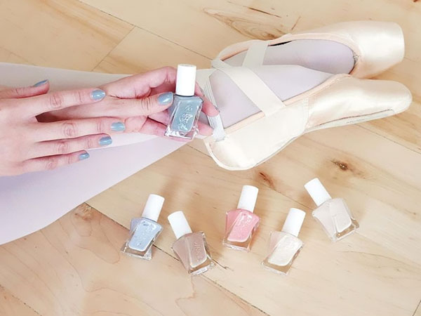 Pastel manikúra: kolekcia lakov Essie Gel Couture Balet Akty 2017