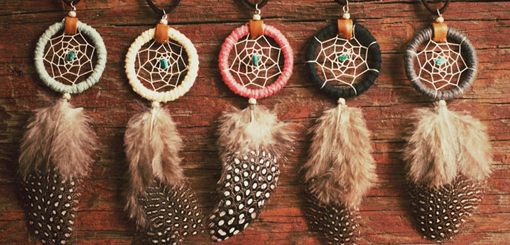 Amulety na získavanie energie peňazí vlastnými rukami na špeciálnych magických obradoch