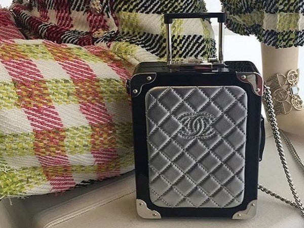 Cestná komunikácia: kufor-kufor vozík Minaudiere od Chanel