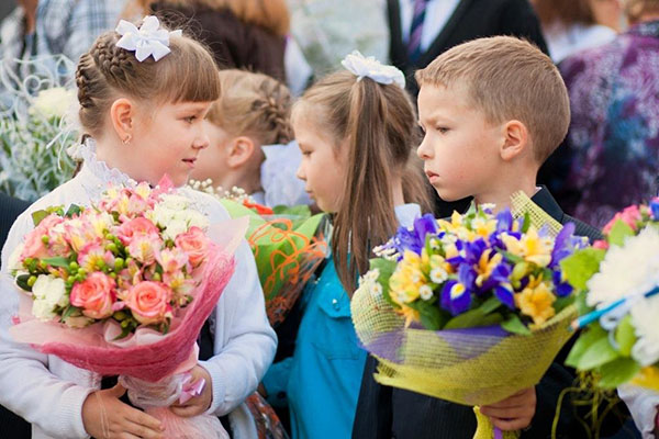 Rozlúčka s prvou triedou 1. septembra od absolventov a rodičov