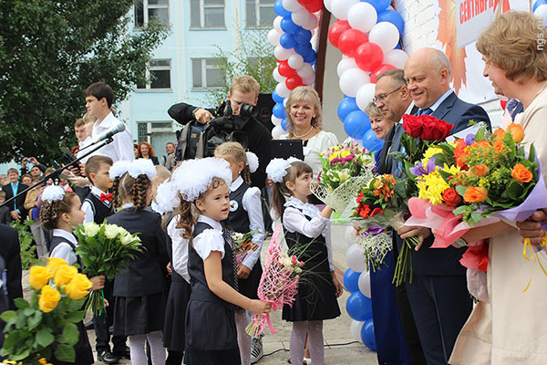 Rozlúčka s prvou triedou 1. septembra od absolventov a rodičov