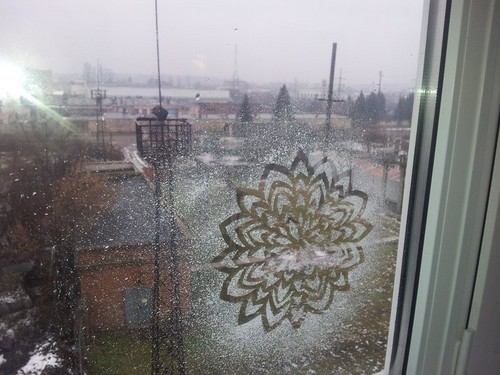 Novoročné kresby na oknách s vlastnými rukami: foto. Ako kresliť okná novoročné kresby