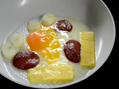 Čo je to panvica s keramickým povrchom