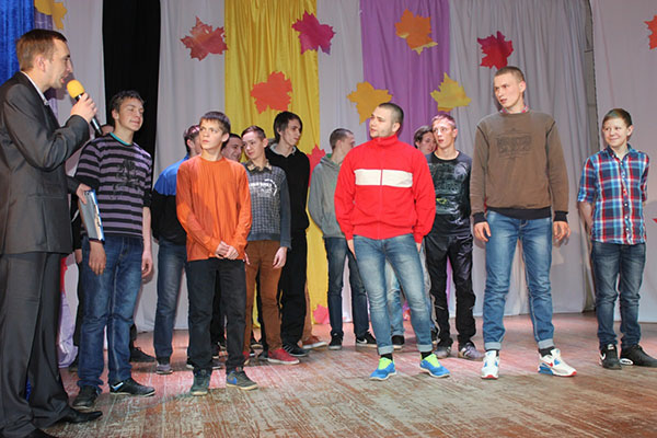 Oddanosť študentom: skripty, súťaže, úpravy piesní