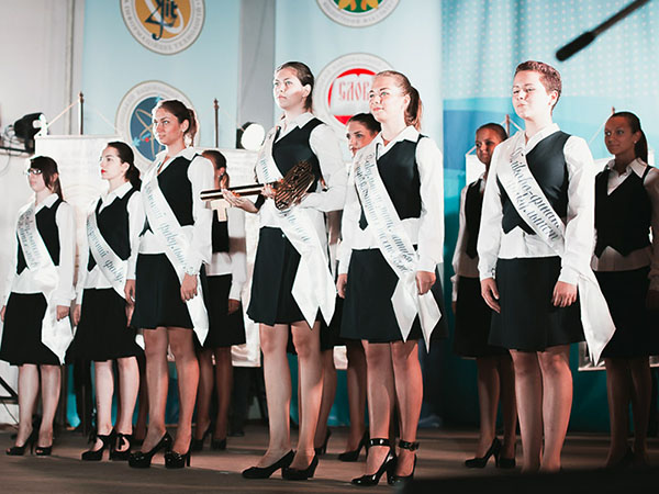 Oddanosť študentom: skripty, súťaže, úpravy piesní