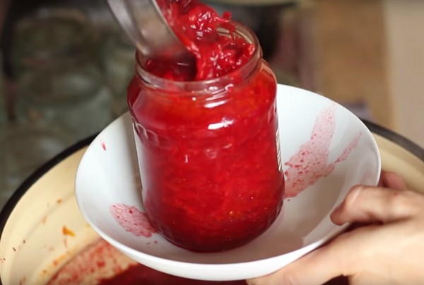 Borsch na zimu v plechovkách, recepty na prípravu s repou a kapustou, paradajkovou pastou a bez nej