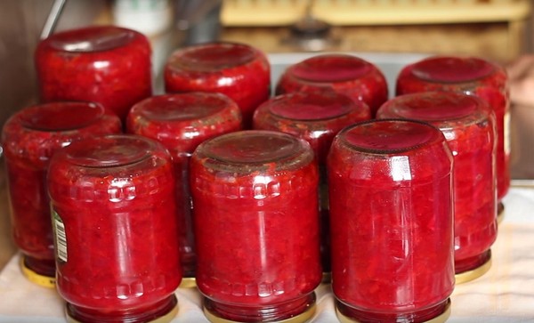 Borsch na zimu v plechovkách, recepty na prípravu s repou a kapustou, paradajkovou pastou a bez nej
