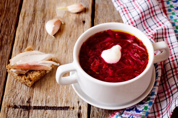 Borsch na zimu v plechovkách, recepty na prípravu s repou a kapustou, paradajkovou pastou a bez nej