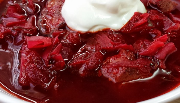 Borsch na zimu v plechovkách, recepty na prípravu s repou a kapustou, paradajkovou pastou a bez nej