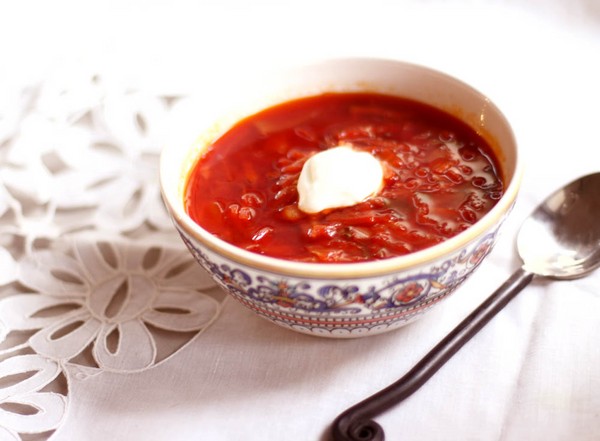 Borsch na zimu v plechovkách, recepty na prípravu s repou a kapustou, paradajkovou pastou a bez nej