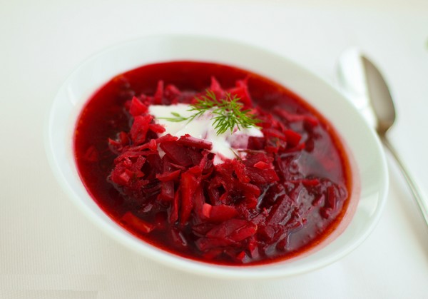 Borsch na zimu v plechovkách, recepty na prípravu s repou a kapustou, paradajkovou pastou a bez nej