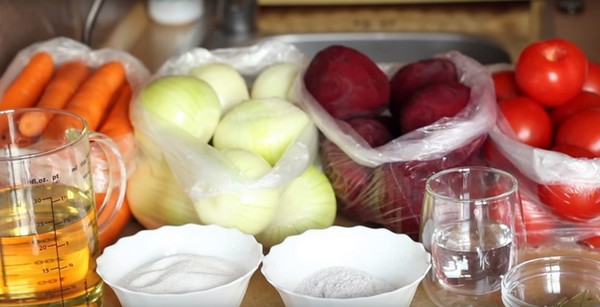 Borsch na zimu v plechovkách, recepty na prípravu s repou a kapustou, paradajkovou pastou a bez nej
