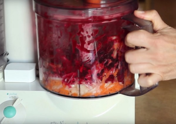 Borsch na zimu v plechovkách, recepty na prípravu s repou a kapustou, paradajkovou pastou a bez nej