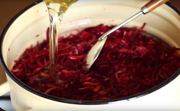 Borsch na zimu v plechovkách, recepty na prípravu s repou a kapustou, paradajkovou pastou a bez nej