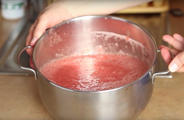 Borsch na zimu v plechovkách, recepty na prípravu s repou a kapustou, paradajkovou pastou a bez nej
