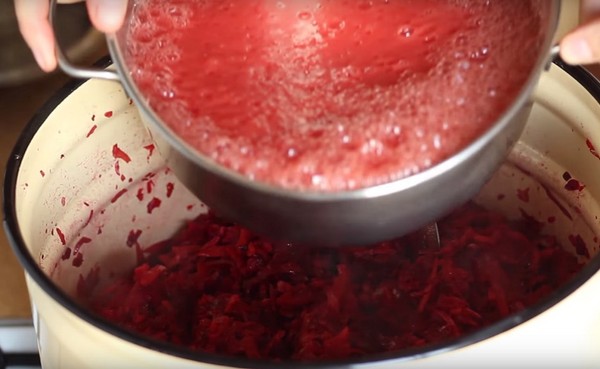 Borsch na zimu v plechovkách, recepty na prípravu s repou a kapustou, paradajkovou pastou a bez nej