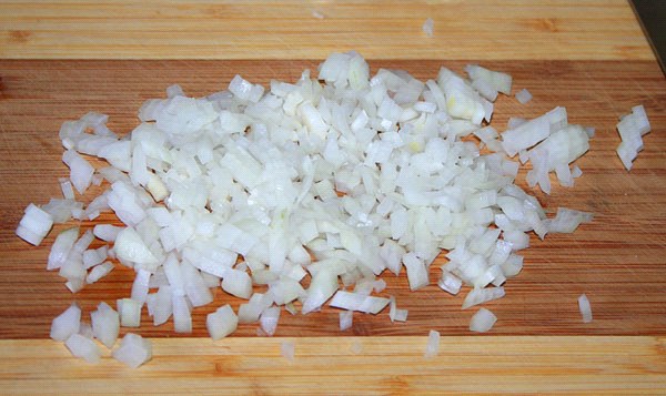 nakrájanú cibuľu