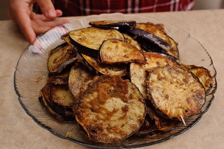 Foto receptúry na šalát zo smažených baklažánov s paradajkami