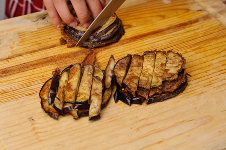 Foto receptúry na šalát zo smažených baklažánov s paradajkami