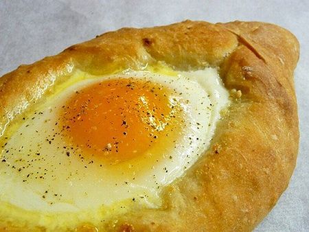 Môžete vyrobiť khachapuri na kefír alebo kyslou smotanou. Ako plnka používajte vajcia alebo mäso. Súčasne, čím viac sa odkloníte od klasického receptúry, tým ťažšie bude meno vášho kulinárskeho diela skutočné khachapuri. 