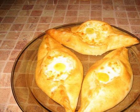 Môžete vyrobiť khachapuri na kefír alebo kyslou smotanou. Ako plnka používajte vajcia alebo mäso. Súčasne, čím viac sa odkloníte od klasického receptúry, tým ťažšie bude meno vášho kulinárskeho diela skutočné khachapuri. 