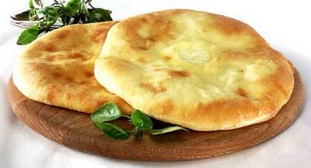 Môžete vyrobiť khachapuri na kefír alebo kyslou smotanou. Ako plnka používajte vajcia alebo mäso. Súčasne, čím viac sa odkloníte od klasického receptúry, tým ťažšie bude meno vášho kulinárskeho diela skutočné khachapuri. 
