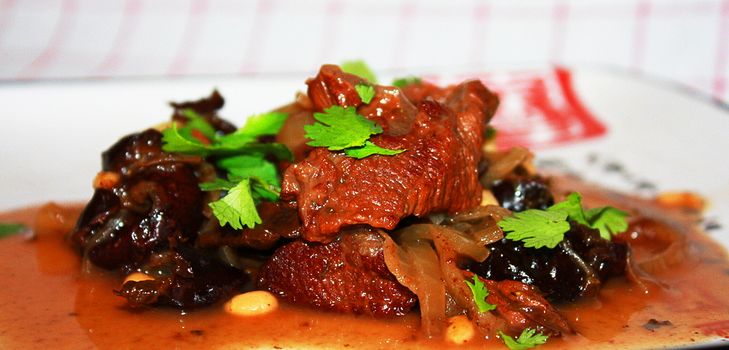 Recept na hovädzie mäso so slivkami v multivarke - krok za krokom s fotografiou