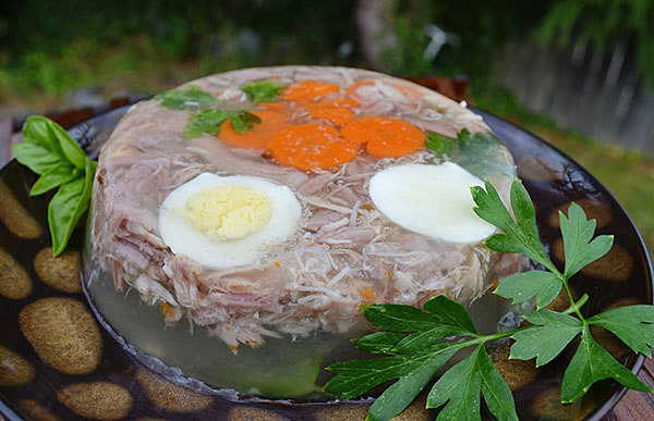 Recepty z chladu s fotografiami, ktoré sa robia krok za krokom - z bravčového mäsa, stopky, hovädzieho mäsa, kuracie stehná, s želatinou