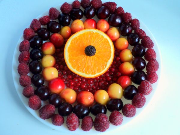 Ako podávať ovocie a bobule krásne na slávnostnom stole, foto. Krásne nakrájanie ovocia na tanieri