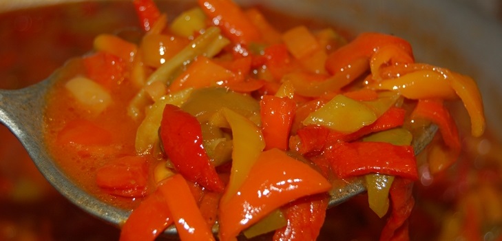 Ako variť lecho korenie a paradajky na zimu - jednoduchý recept