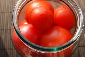 Jednoduchý recept na rajčiaky vo svojej šťave