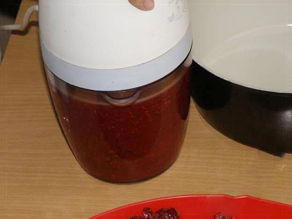 Maliny s cukrom na zimu bez varenia, Pyatiminutka, v mrazničke. Recept na čerstvé maliny, strúhaný cukrom