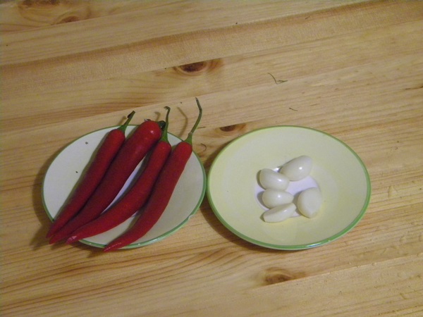 Krehká ľahko solené uhorky v hrnci