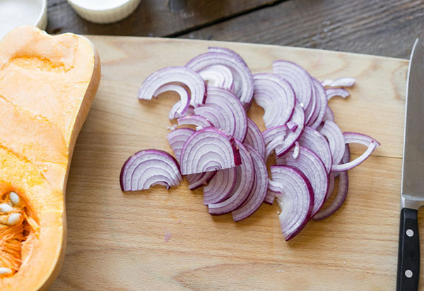 Neobvyklý recept: lahodný šalát s tekvicou a cibuľou pri hlbokom vyprážaní