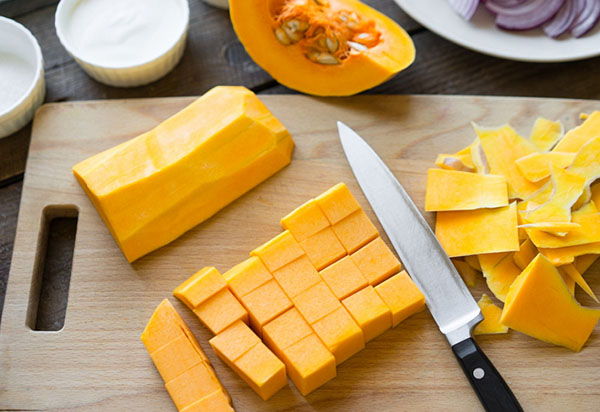 Neobvyklý recept: lahodný šalát s tekvicou a cibuľou pri hlbokom vyprážaní
