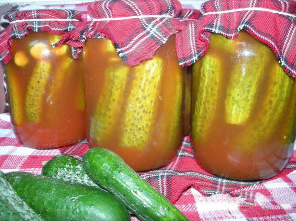 Okurky s kečupom na zimu - bez sterilizácie, v plechovkách. Zber ošípaných na ostré a krehké uhorky s kečupovým chili
