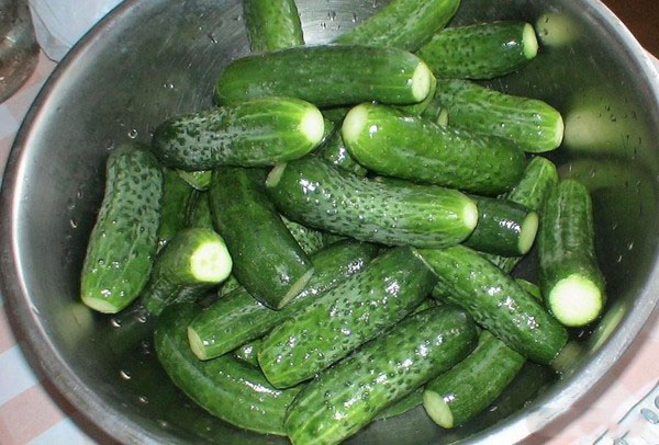 Okurky s kečupom na zimu - bez sterilizácie, v plechovkách. Zber ošípaných na ostré a krehké uhorky s kečupovým chili