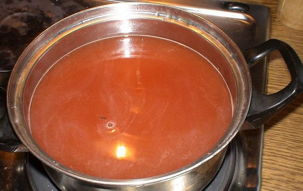 Okurky s kečupom na zimu - bez sterilizácie, v plechovkách. Zber ošípaných na ostré a krehké uhorky s kečupovým chili
