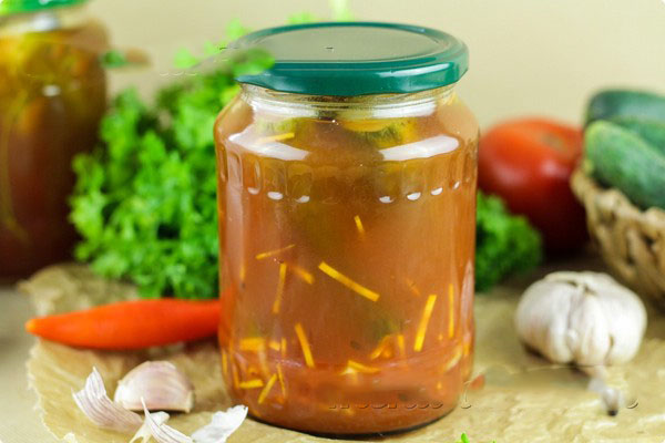 Okurky s kečupom na zimu - bez sterilizácie, v plechovkách. Zber ošípaných na ostré a krehké uhorky s kečupovým chili