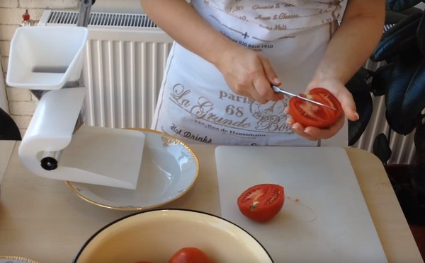 Paradajky vo svojej šťave na zimu, recepty s fotografiami