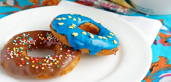 Jednoduchý recept na raňajky: tvarohový syr s farebnou glazúrou