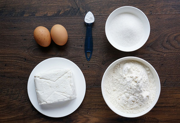 Jednoduchý recept na raňajky: tvarohový syr s farebnou glazúrou